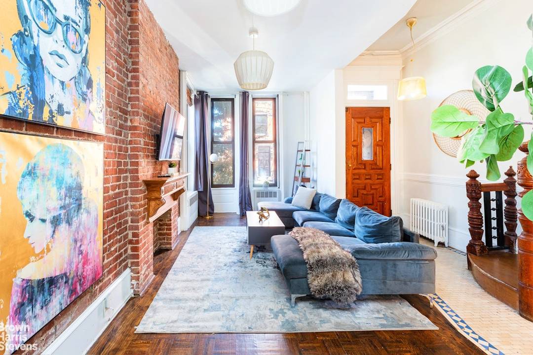 PRIVATE PARKING SPACE ! Large private backyard !