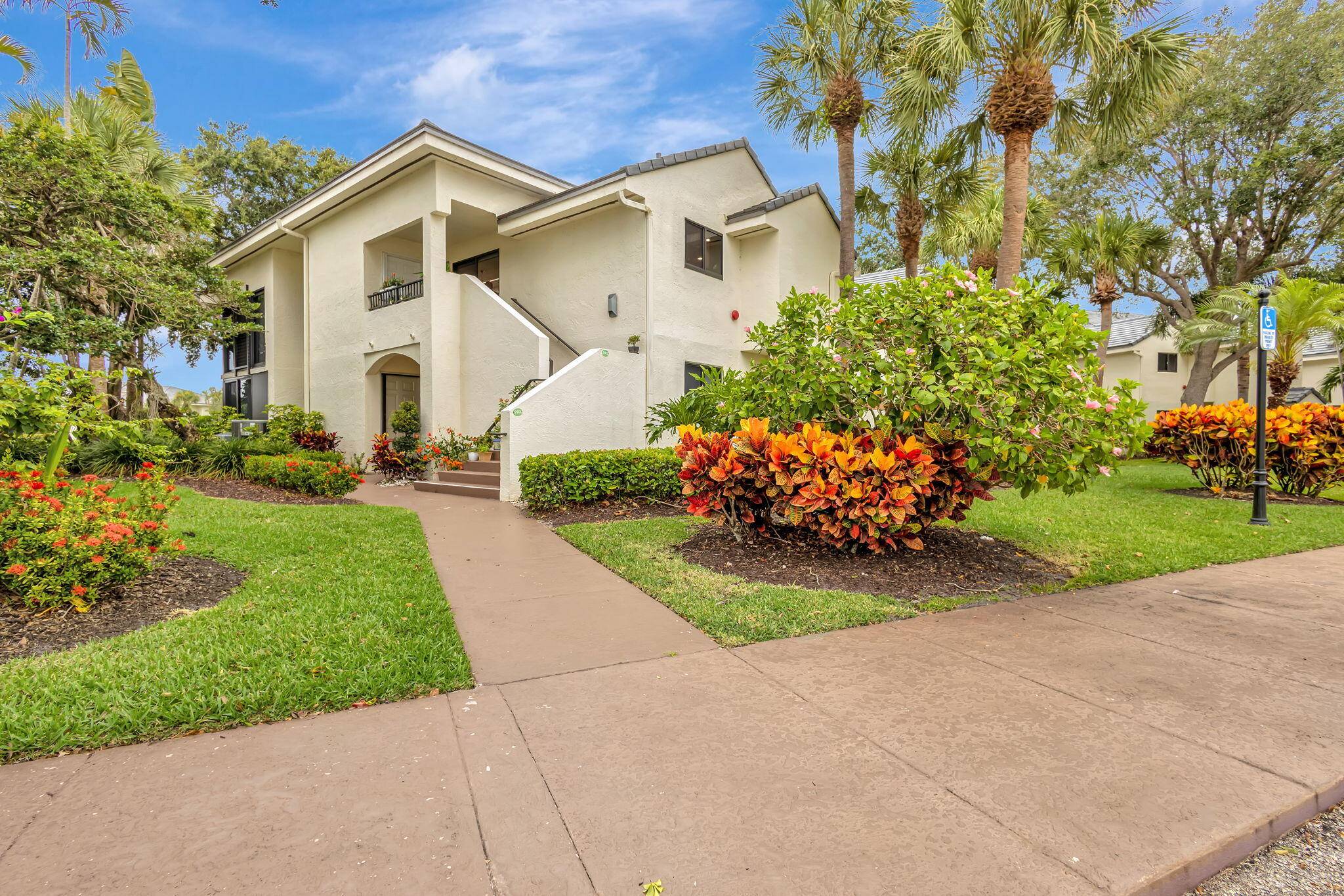 Exquisite Designer Condo in Gleneagles Country Club Welcome to the most stunning condo in all of Gleneagles Country Club.