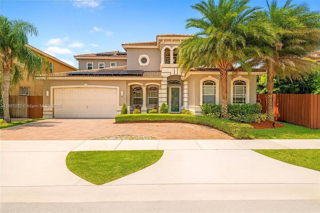 Beautifully renovated Cantamar home in Cutler Bay !