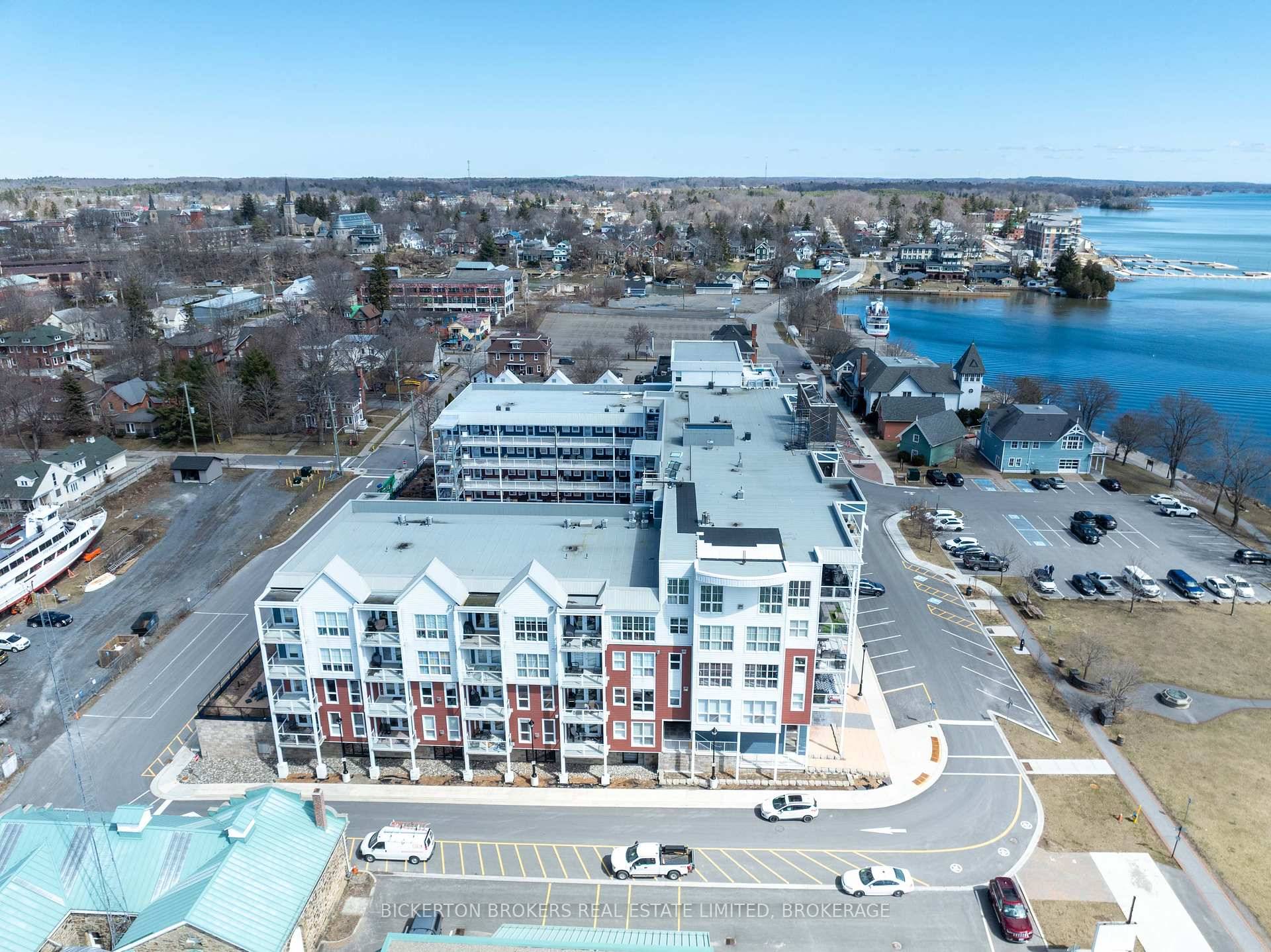 This stunning waterfront Condo offers an unbeatable combination of luxury, comfort and incredible value !