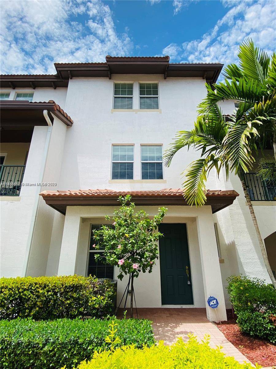 Live in this spectacular tri level townhouse in the beautiful prestigious Montclair of Miramar.