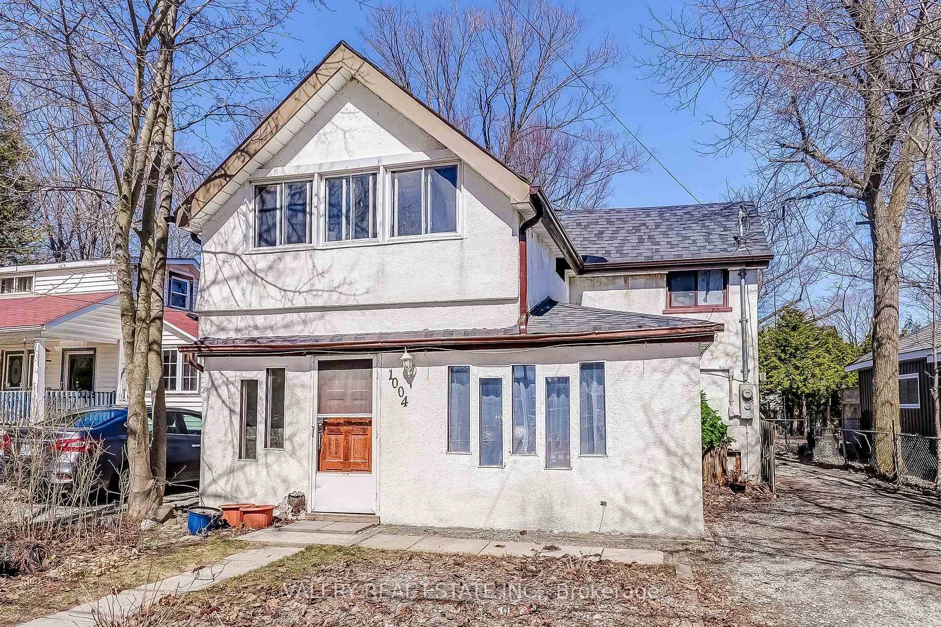 Enjoy lakeside living in this comfortable 2 bedroom, 1 bathroom main floor unit located just a short walk from beautiful Lake Simcoe.