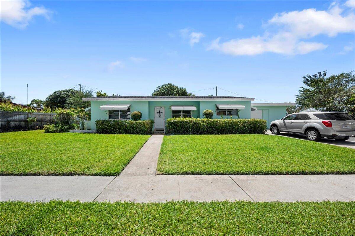NO HOA ! ! 3 bedroom 2 bath split floor plan with plenty of living space.