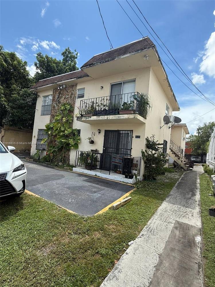 Multifamily 6 unit all units 2 1, building in the heart of Little Havana.