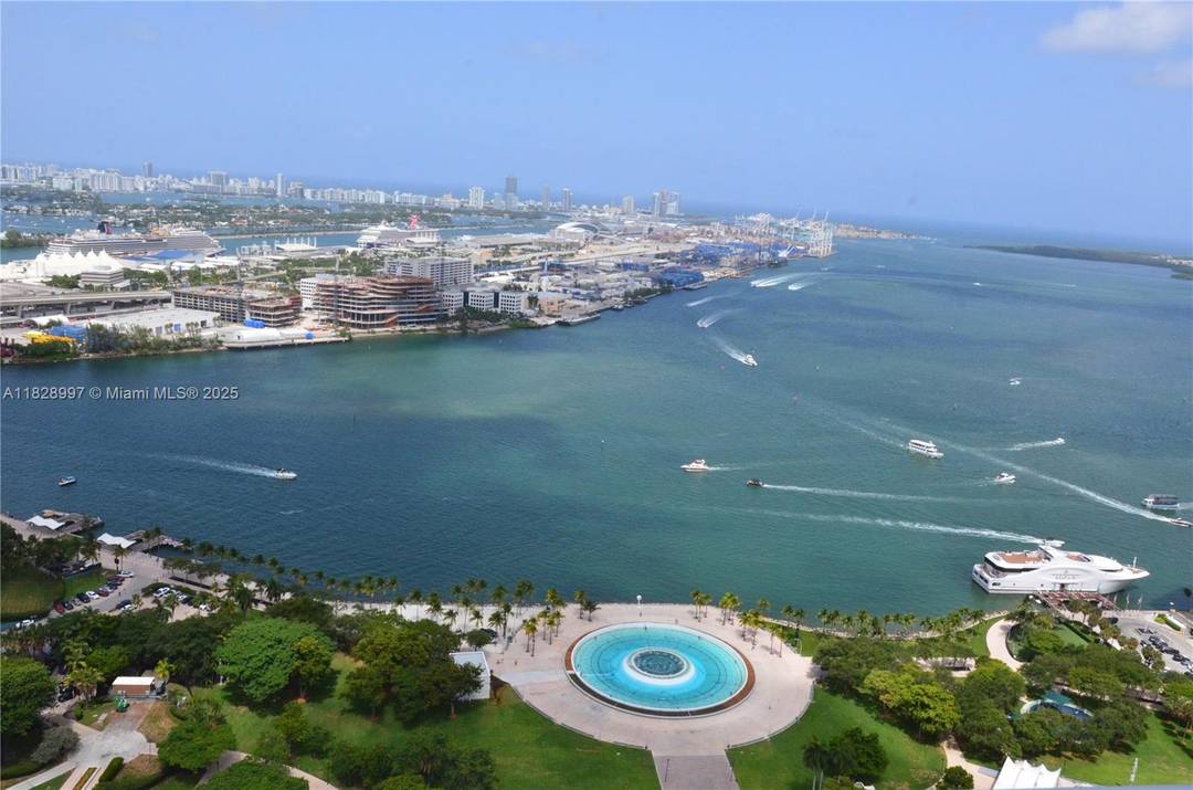 Spectacular luxury apartment located in one of Downtown Miami's most iconic buildings.