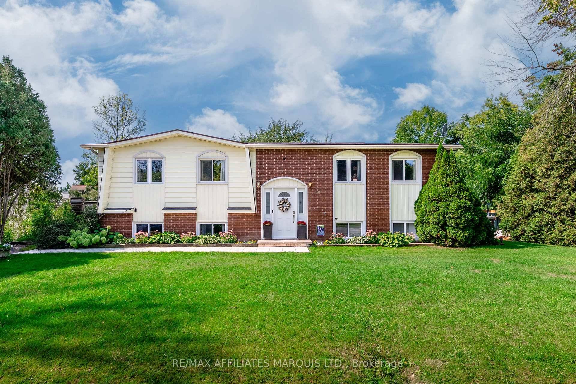 Here is your chance to step into a well maintained and perfectly updated family home on a quiet street in the village of Lancaster.