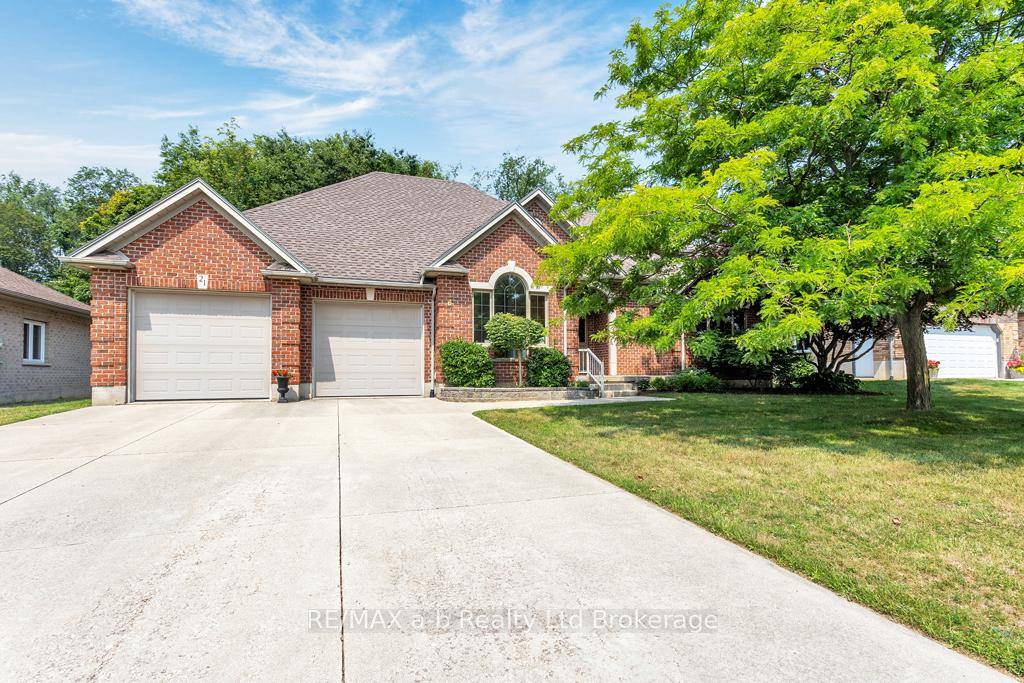 Welcome home to 21 Windemere Avenue in the quiet town of Tillsonburg.