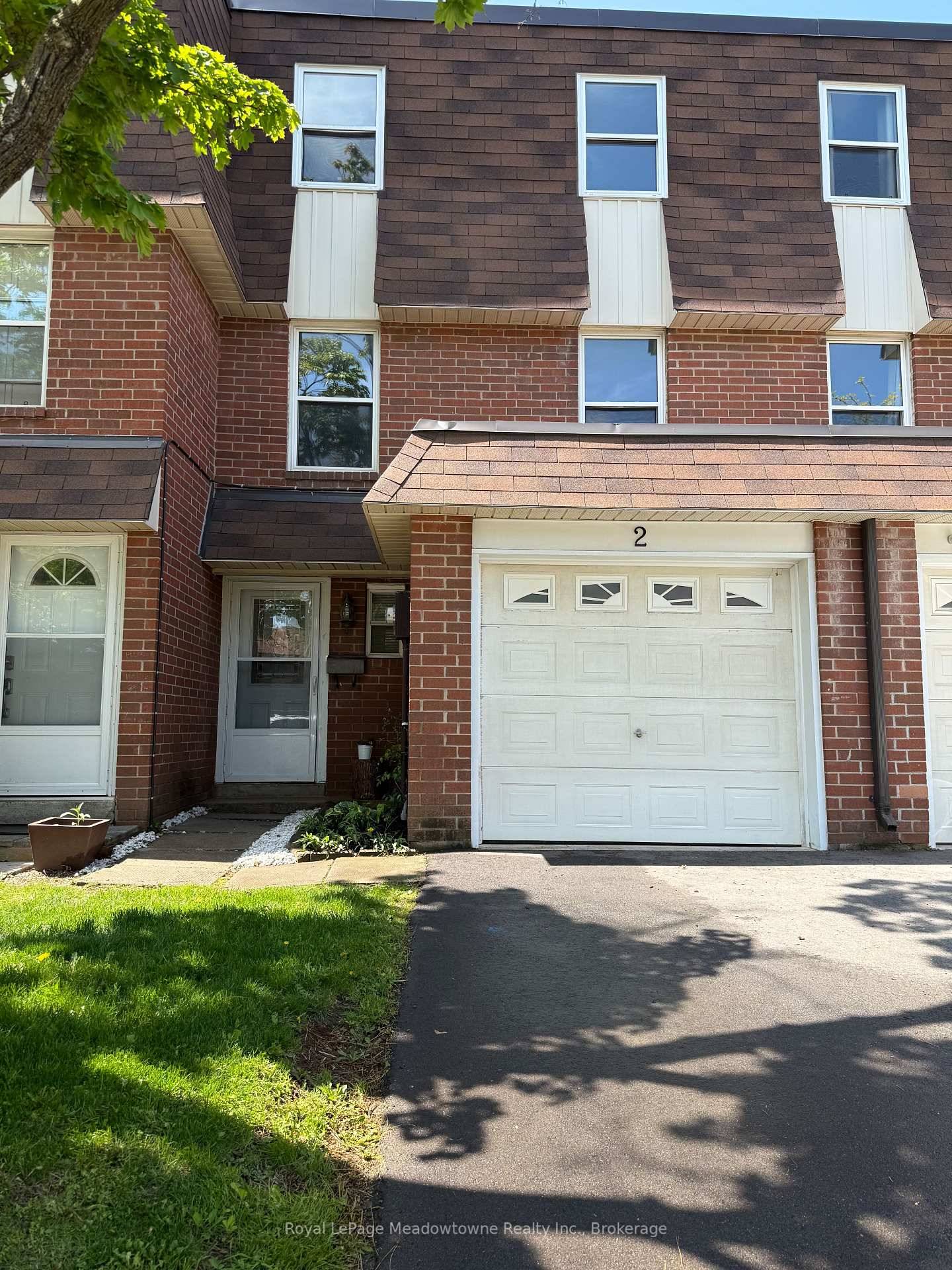 Perfectly located within the treasured area of Bronte Meadows, this stacked townhouse is within walking distance of the town's favourite bakery, La Rose, and Milton's hot spots like Champs, CrossFit, ...