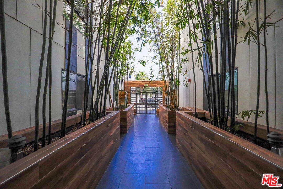 711 Cole Ave 3BR Hancock Park La