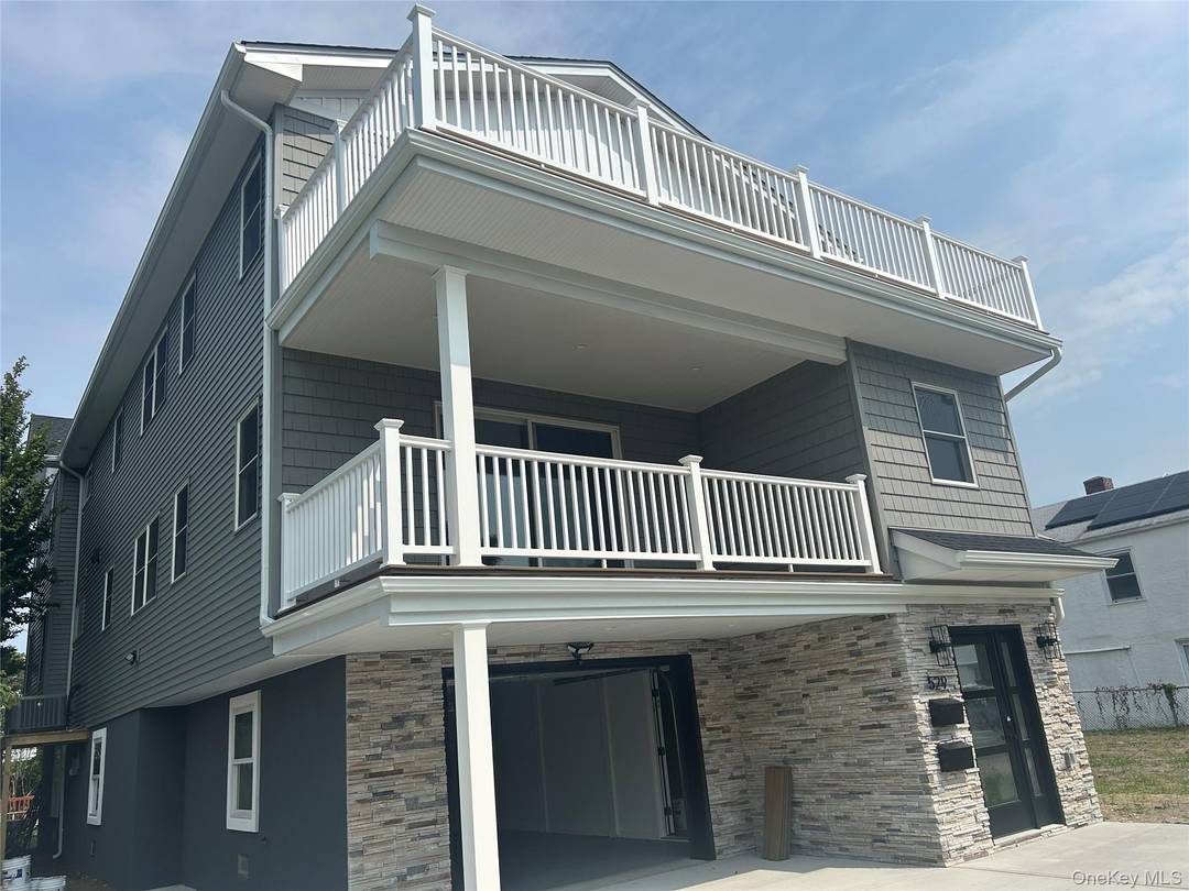 Long Beach Great BRAND NEW Apartment Spacious 6 rooms with terrace Great room open concept Living room with terrace amp ; fireplace, dining room, gourmet kitchen with barstool dining, stainless ...