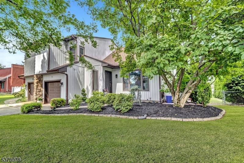 GORGEOUS remodeled duplex that is spacious with vaulted ceilings and an open floor plan !