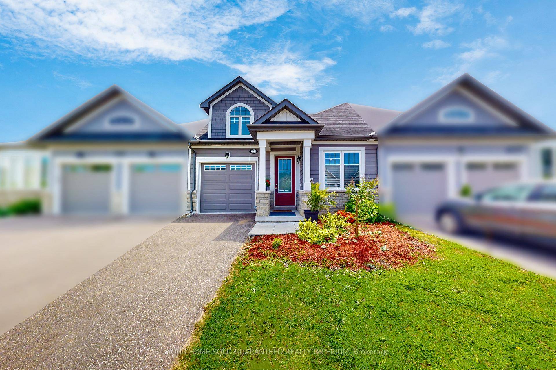 Stunning bright bungaloft backing onto Marina !