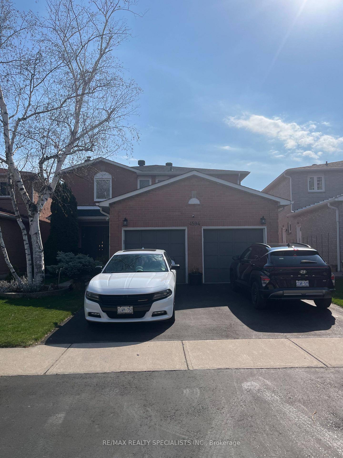 Spacious 2 bedroom basement apartment in the heart of Mississauga this is not one you want to miss !