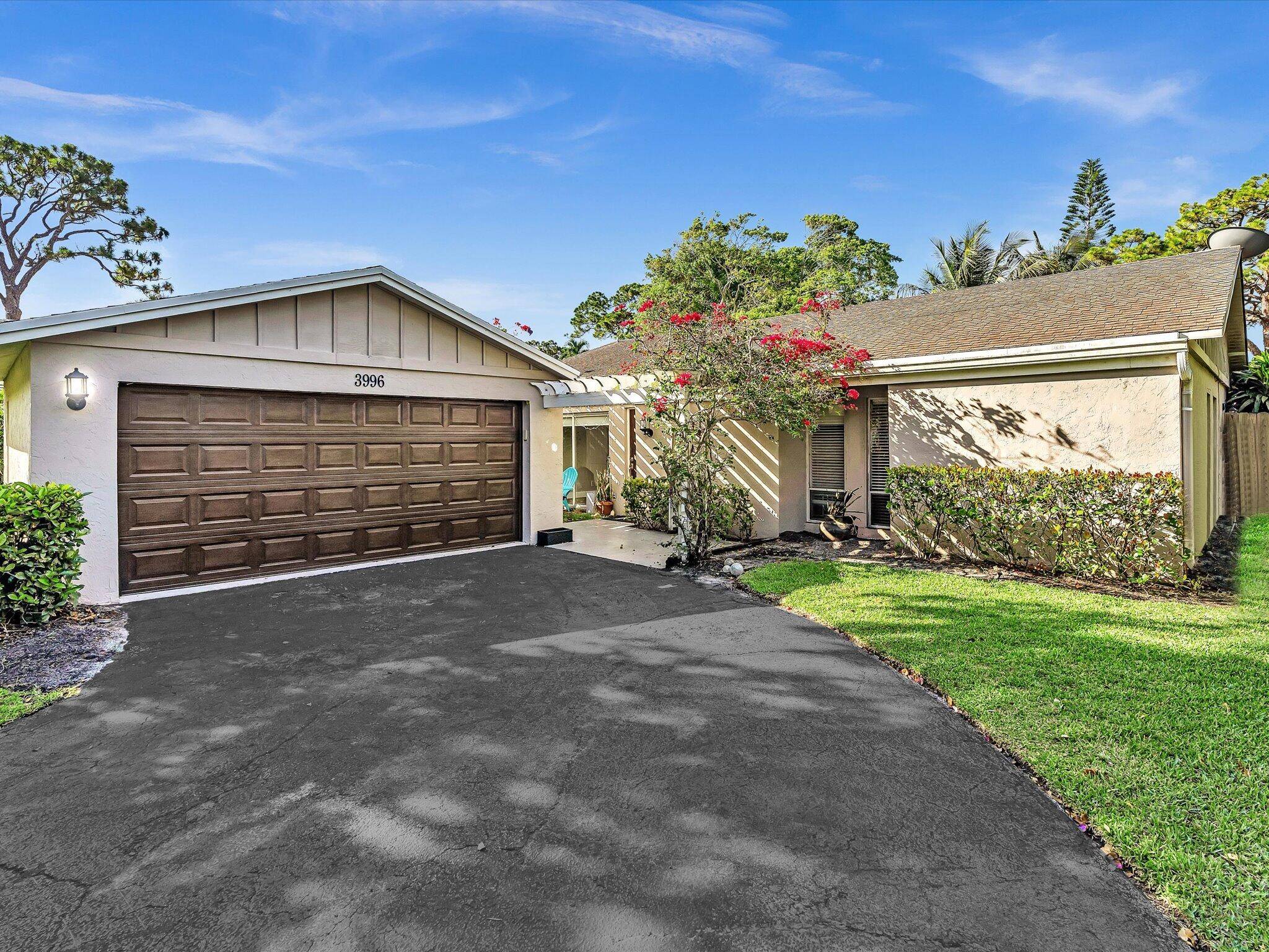 Prime location near beaches, restaurants and shopping !