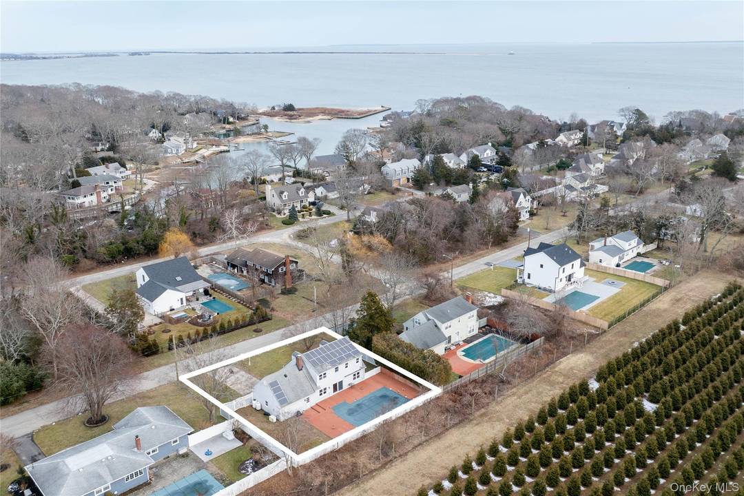 Charming Cape with a large pool, farm views, and a sandy bay beach at the end of the street.