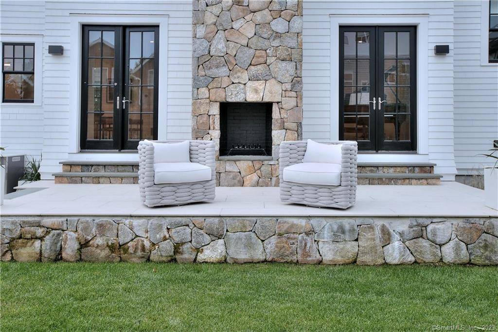 One week only including 2 weekends price is for the week Designer's own home with Gunite pool steps from Compo Beach.