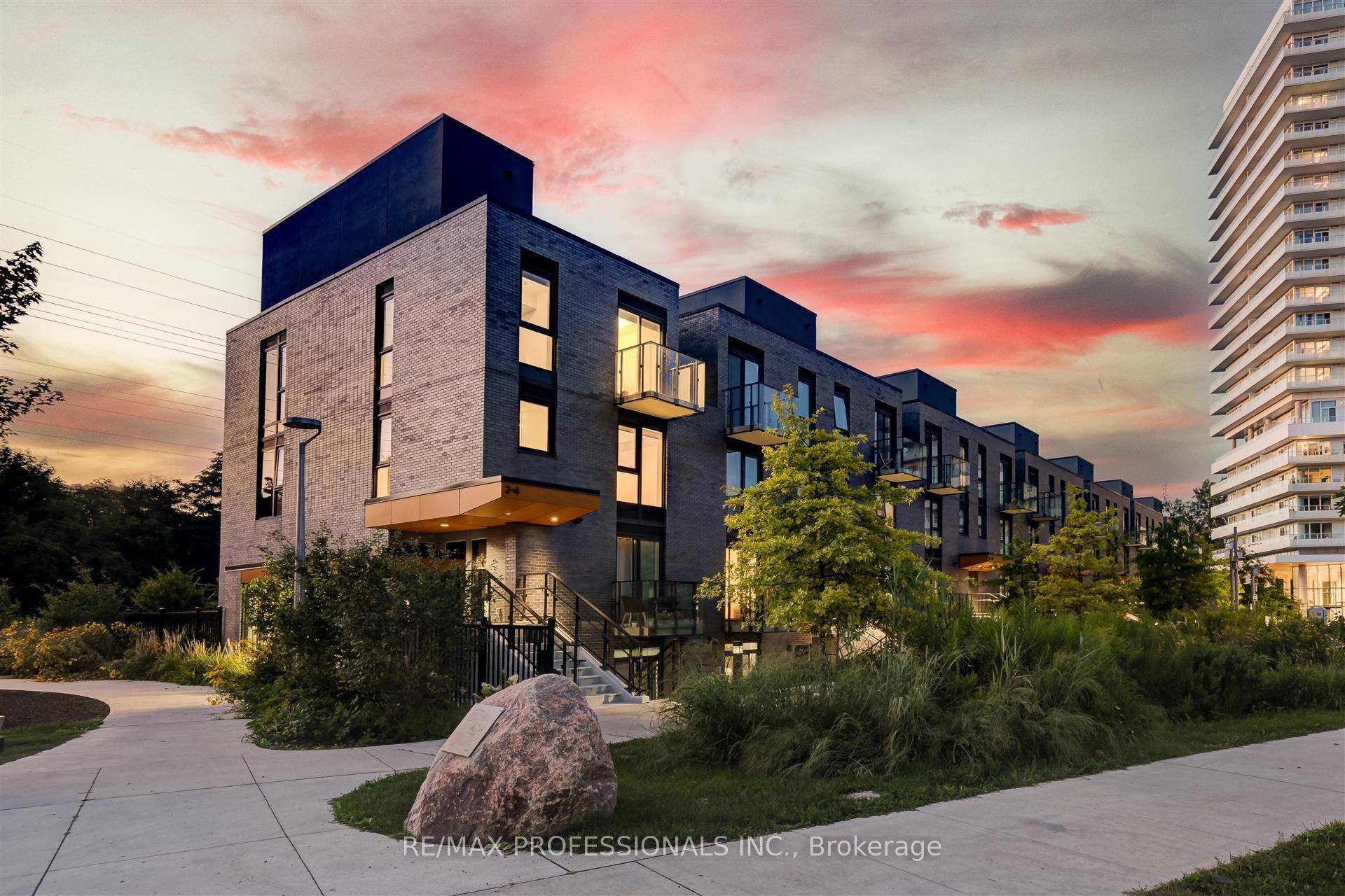 The Best Premium Corner Unit At The Kingsway by the River Townhomes !