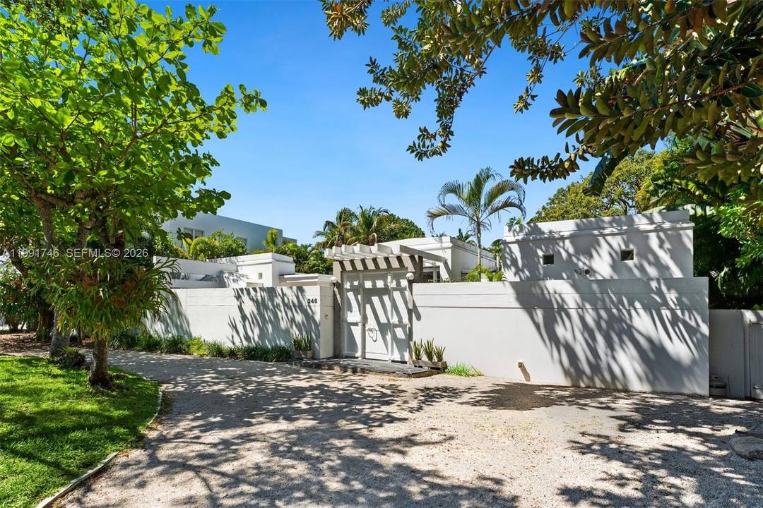 Exceptional opportunity in Key Biscayne s desirable Holiday Colony, just a short stroll from the island s beautiful sandy beaches.