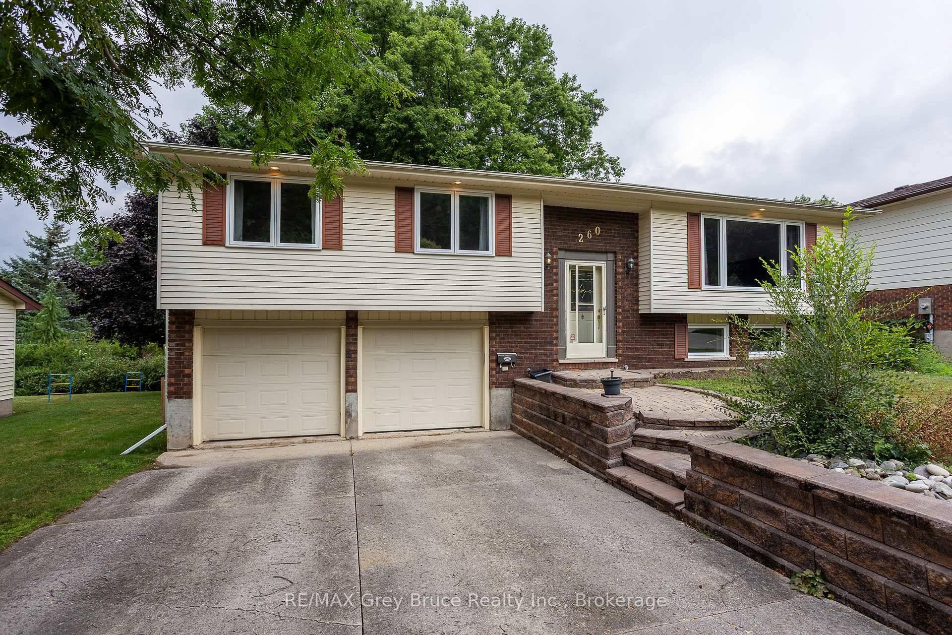 Welcome to 260 8th Ave A E, Owen Sound.