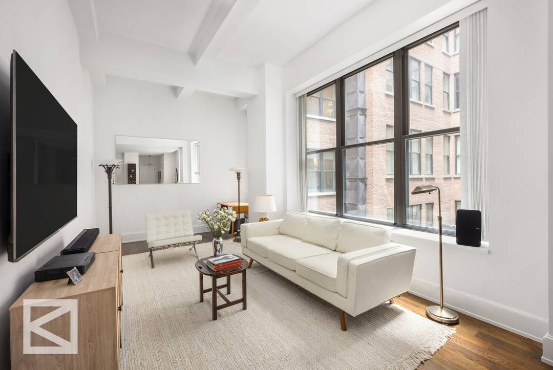 Located at the iconic intersection of Park Avenue South and 21st Street, this pre war, full service condominium embodies top tier luxury with flawless design, exceptional scale, and proportion.
