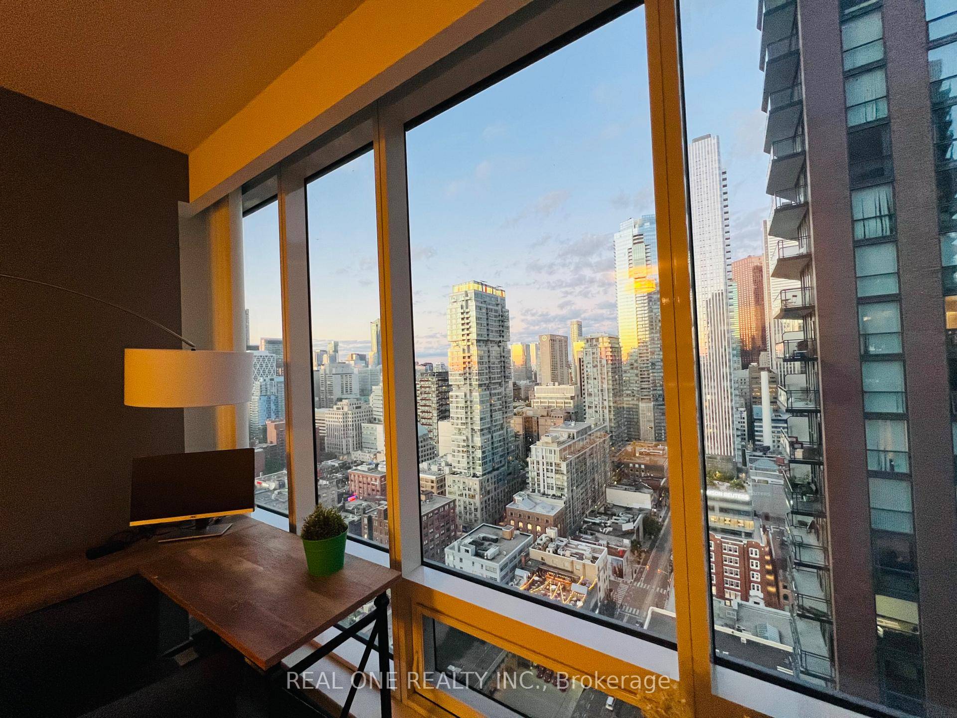 Welcome to The Pinnacle on Adelaide a premier residence in the heart of Toronto's vibrant Entertainment District, perfectly suited for both work and play.
