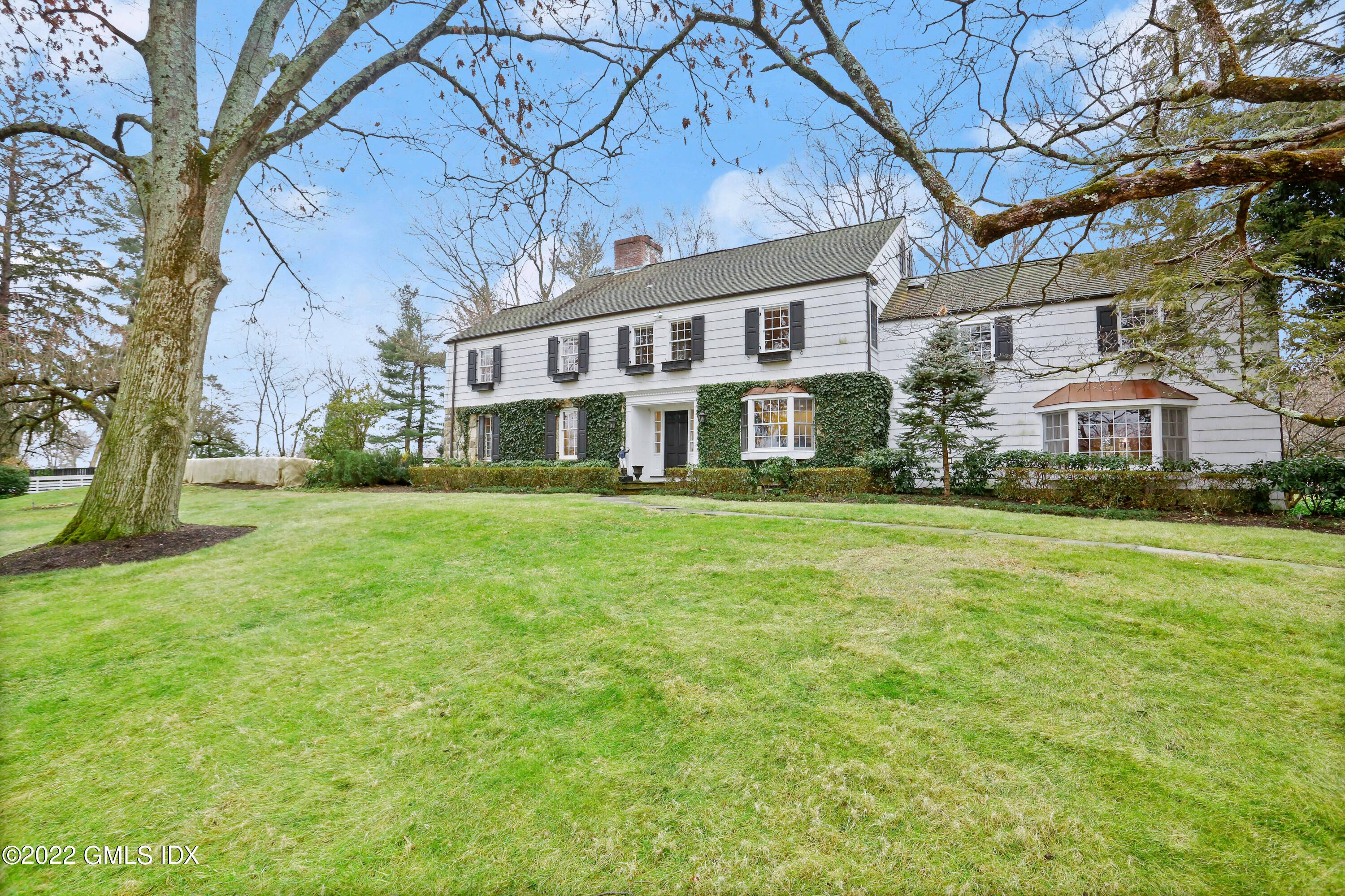 THIS MAGNIFICENT, FULLY FURNISHED ROUND HILL ESTATE IS BEAUTIFULLY SITED ON 4 ACRES WITH SWEEPING LAWNS AND HAS ALL THAT YOU NEED TO ENJOY THE COUNRTY LIFE AND MOVE RIGHT ...