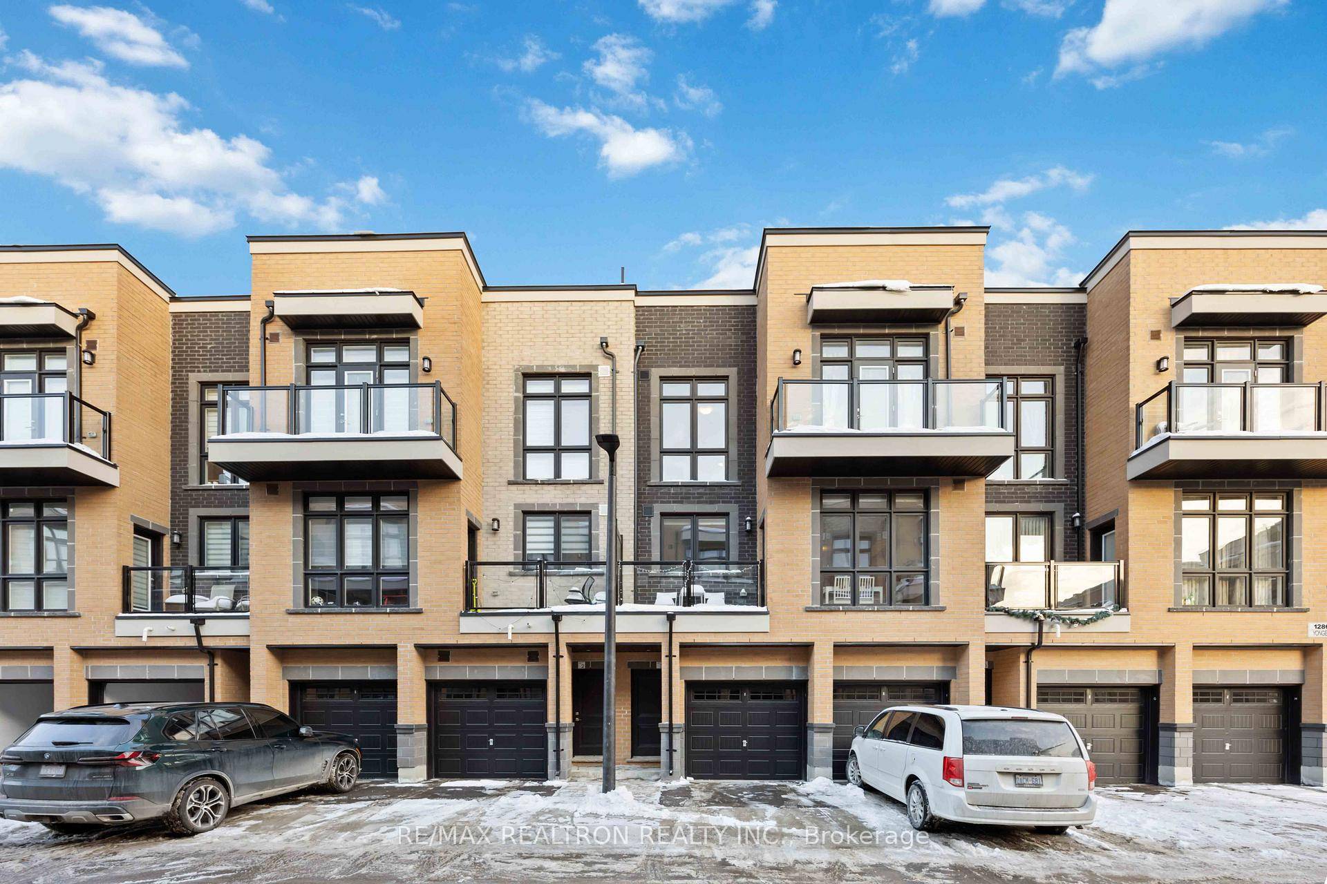Beautiful amp ; Contemporary 2 Bed 3 Full Bath Townhouse in Richmond Hill Sun filled, 1 Year New amp ; Conveniently Located near Shops amp ; Restaurants on Yonge St.
