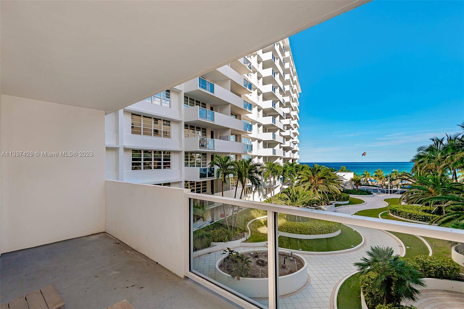 Direct ocean view, studio, just renovated, with new furniture on Lincoln Rd.