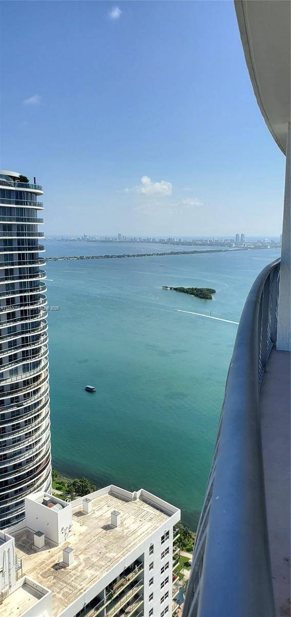 Located on the 54th floor, this spacious 1 bedroom offers sweeping city views and partial views of Biscayne Bay from a stunning wraparound balcony that spans the entire apartment.