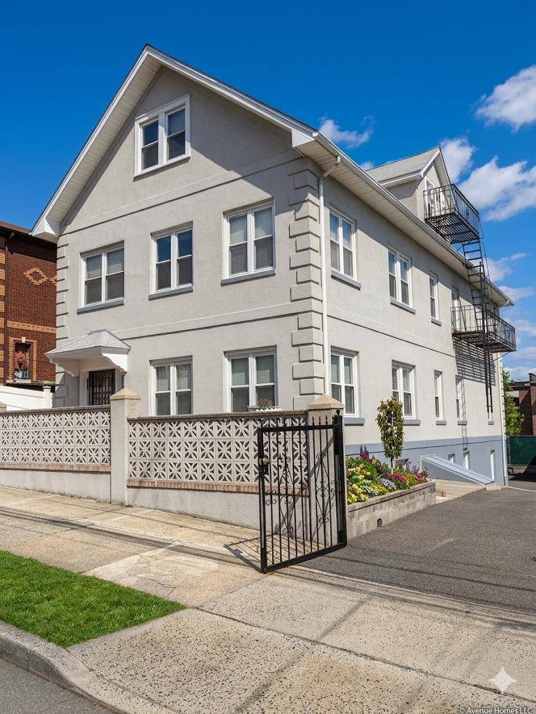 Welcome to 4612 Murdock Ave, Bronx, NY 10466 a fantastic multi family home located in the Northeast Bronx, in the Wakefield section.