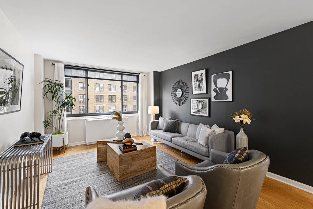 A sun splashed corner unit graced with charming crossroads views of Broadway and Amsterdam Avenue, this renovated 1 bedroom, 1 bathroom home is the quintessence of modern Upper West Side ...