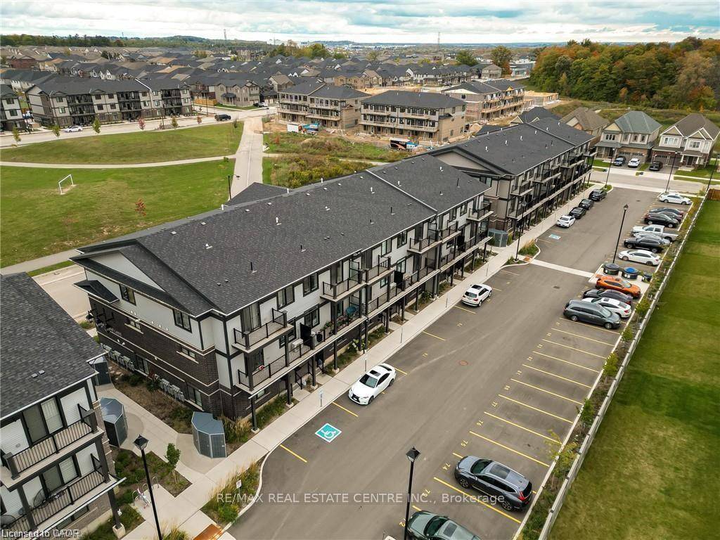 Tenanted unit the entire unit will be freshly painted and cleaned and will be move in ready by Oct 10th Step into this stylish end unit 2 level townhouse condo ...
