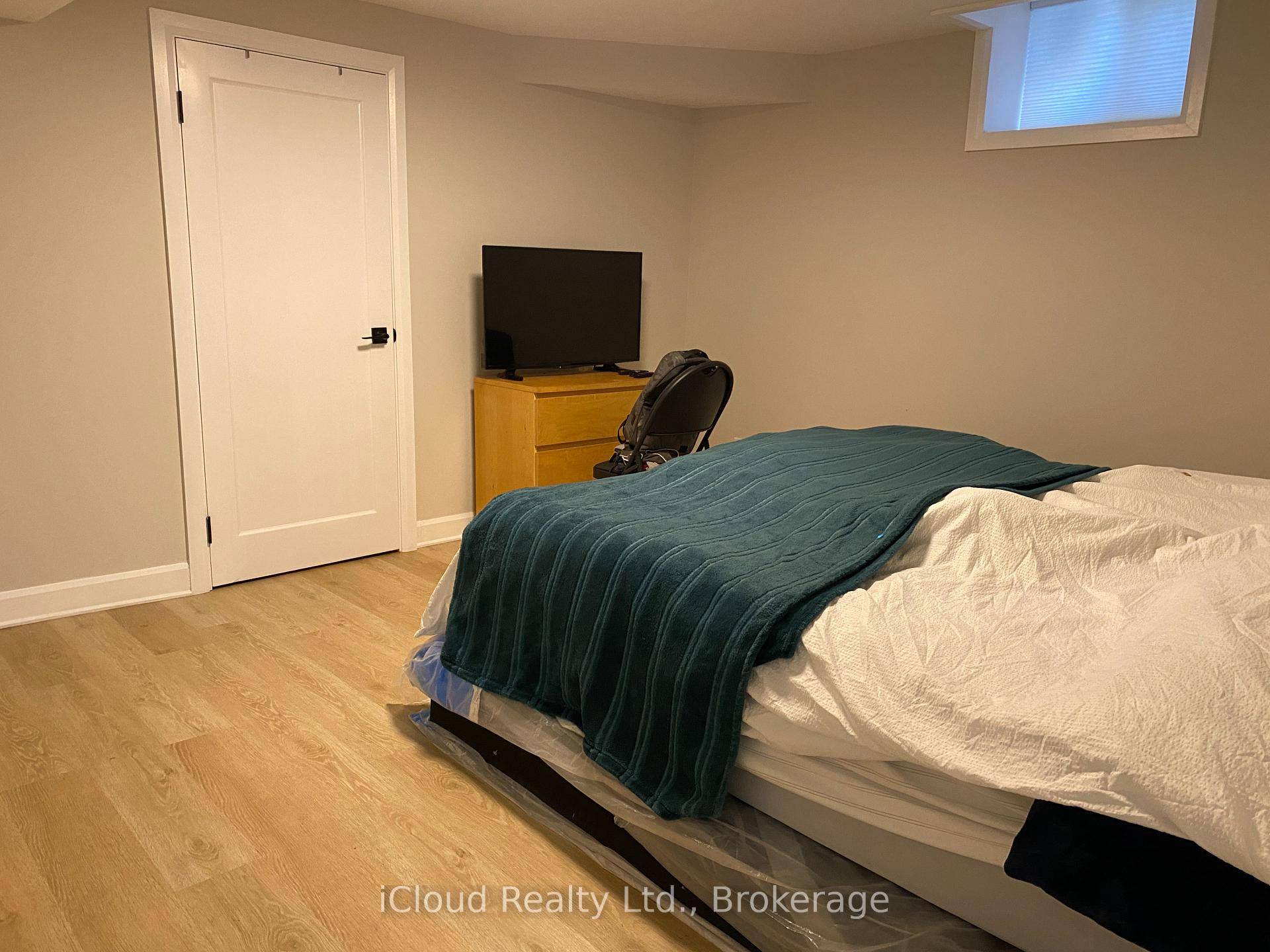You're sure to love this legally built basement unit with 2 spacious bedrooms.