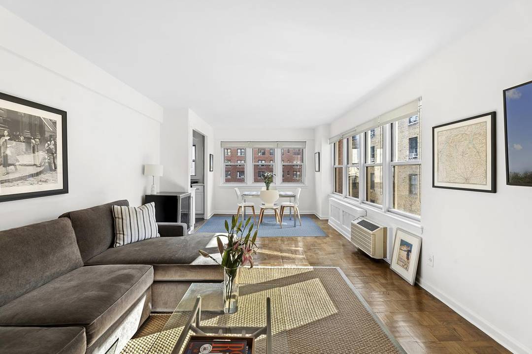 High floor corner one bedroom with sweeping south and east exposures.