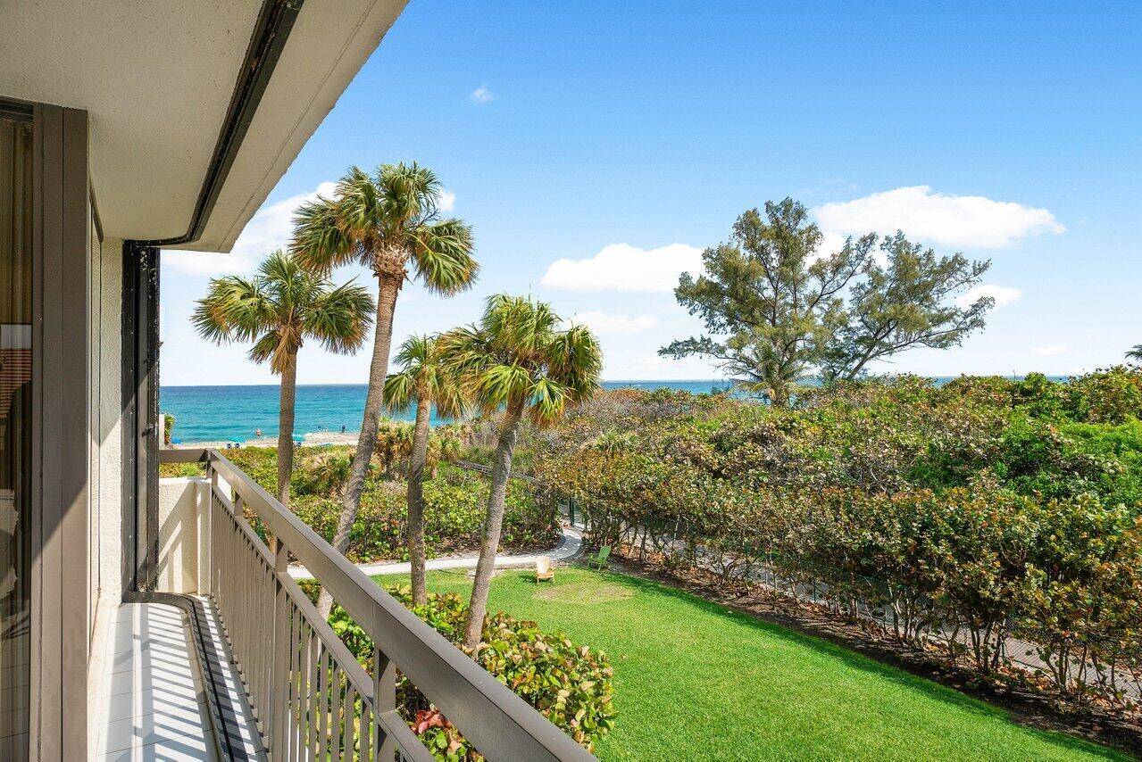 Exceptional oceanfront building on a low floor !