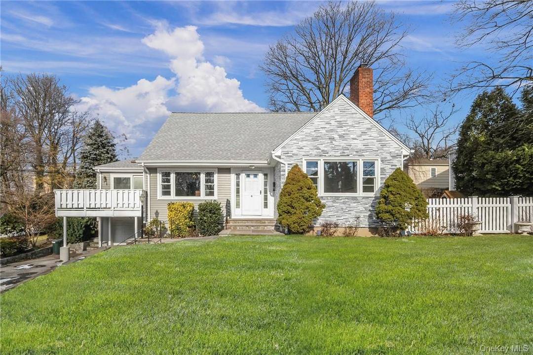 Bright, cheerful, and move in ready !