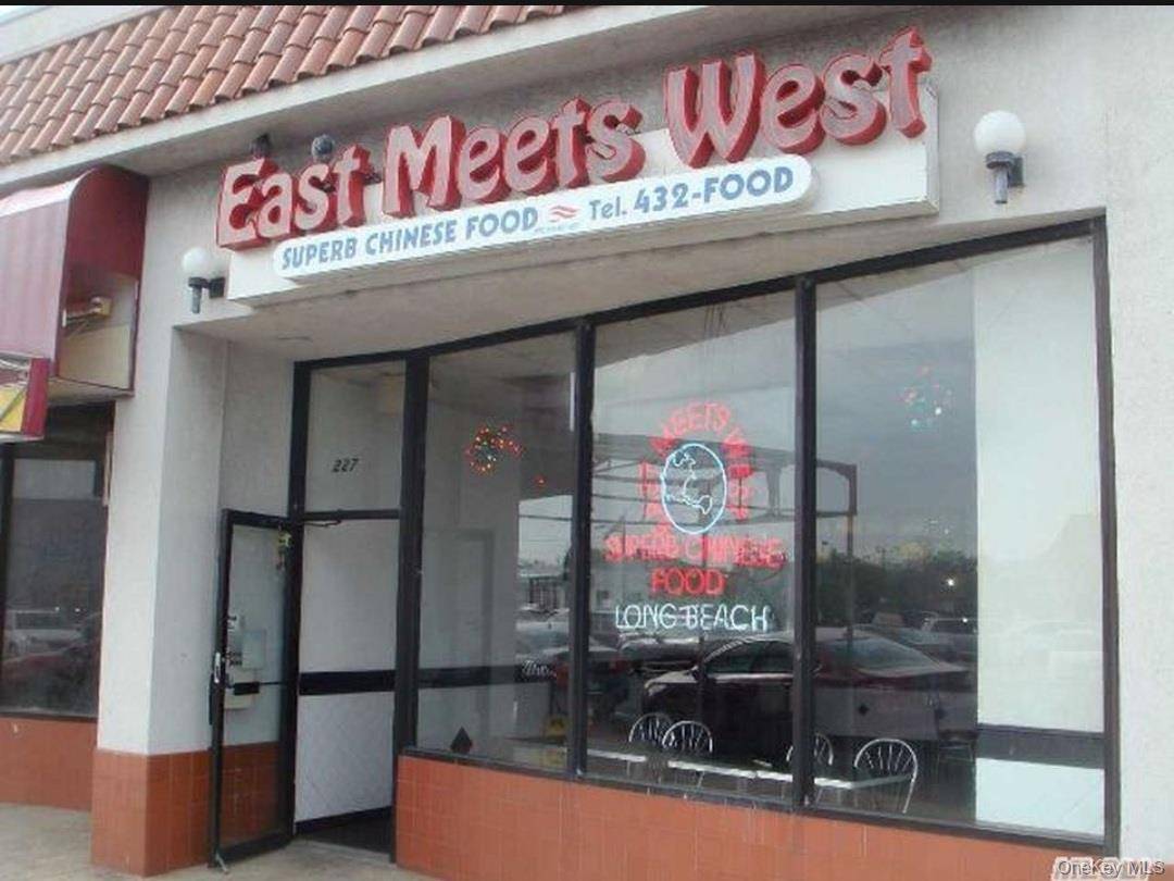 Prime Location ! Storefront 20x90' High traffic East Park Ave.