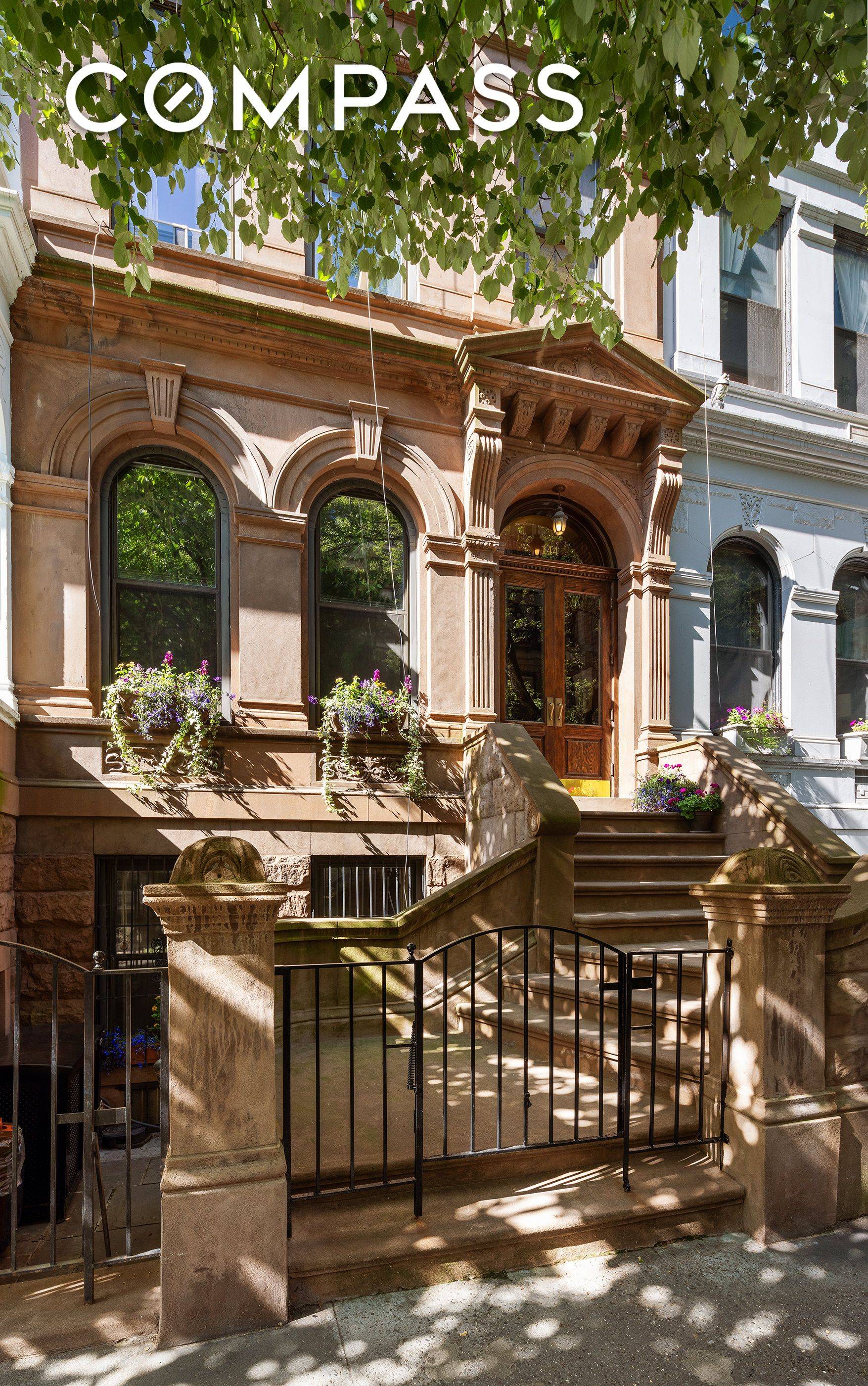 20 BROWNSTONE WITH A RICH HERITAGE PRIME UWS BLOCK West 80th Street, between Columbus and Amsterdam Avenues, is an exquisite landmarked block, bordering the American Museum of Natural History.