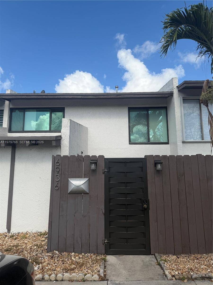 Beautiful townhouse in a prime location Miami location, in the Gated Community of Snapper Creek, 24 hours security, centrally located on Sunset just a few blocks from the Turnpike.