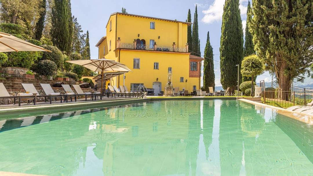 Luxury villa for sale in Tuscany. Exclusive property for sale in the Province of Siena in Chiusi. Property with manor house, 2 swimming pools, land