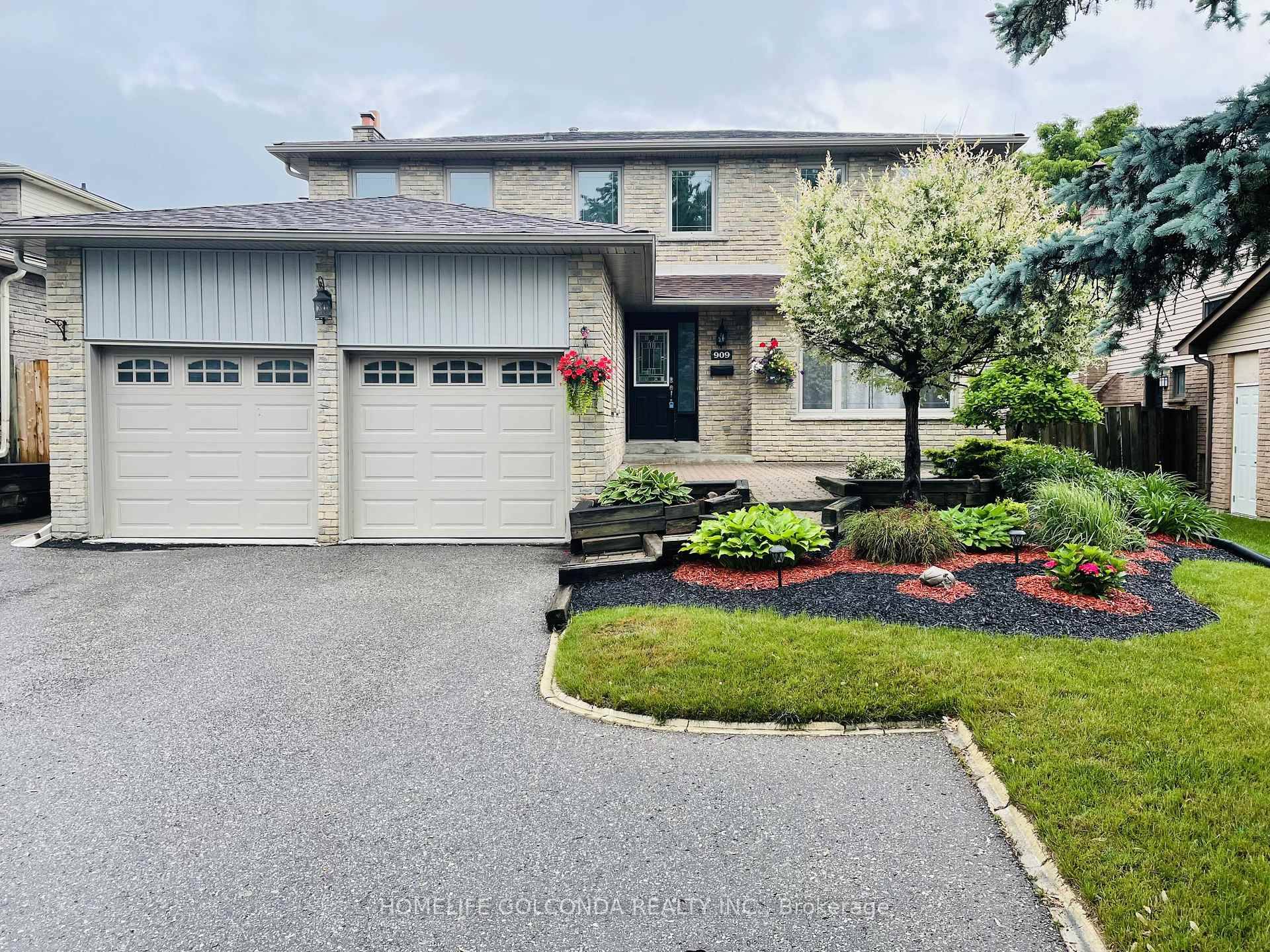 Beautiful And Spacious 4 Bedroom Detached House In A Great Location In Newmarket.