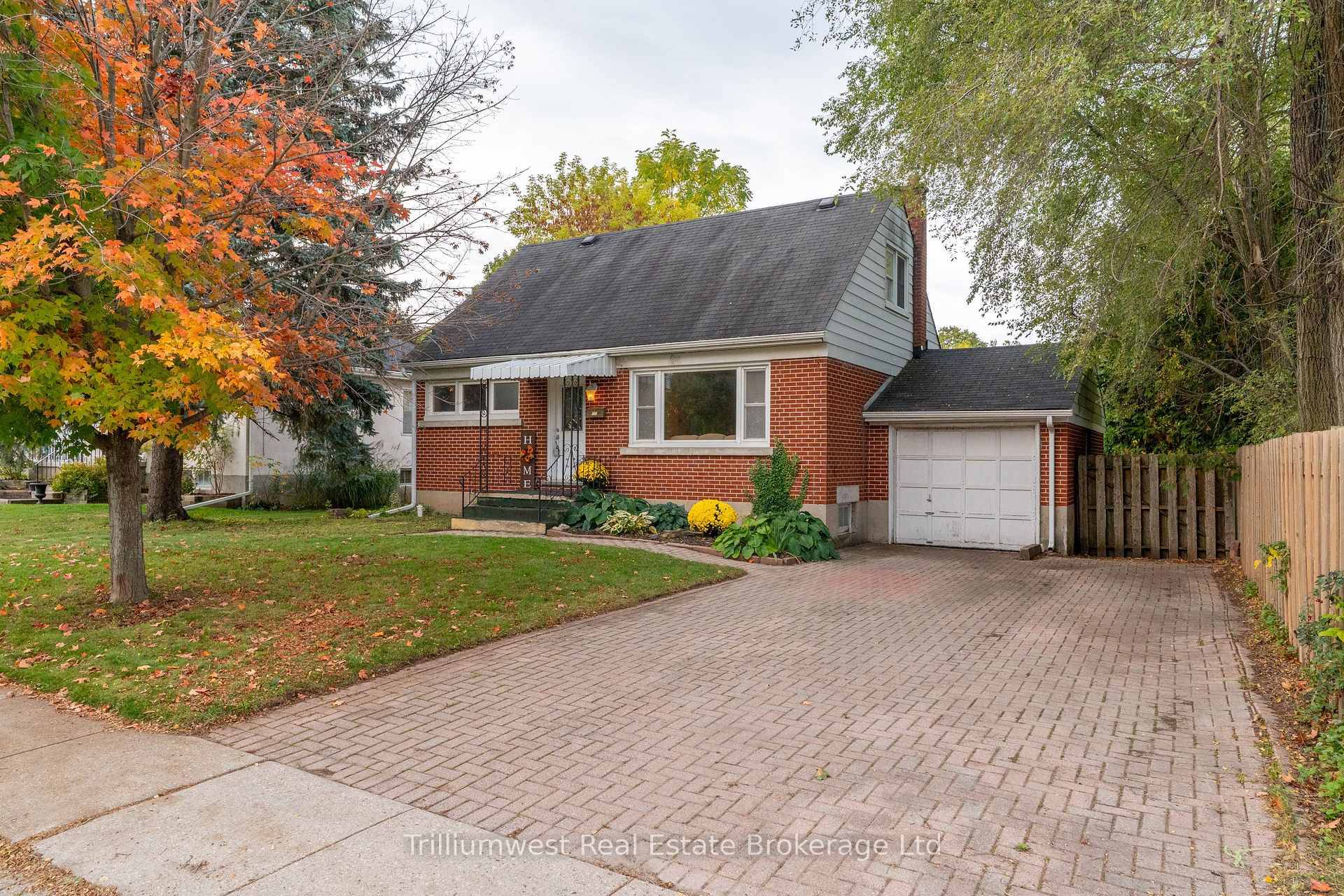Charming 1 storey home situated on a large lot in a convenient, family friendly neighbourhood.