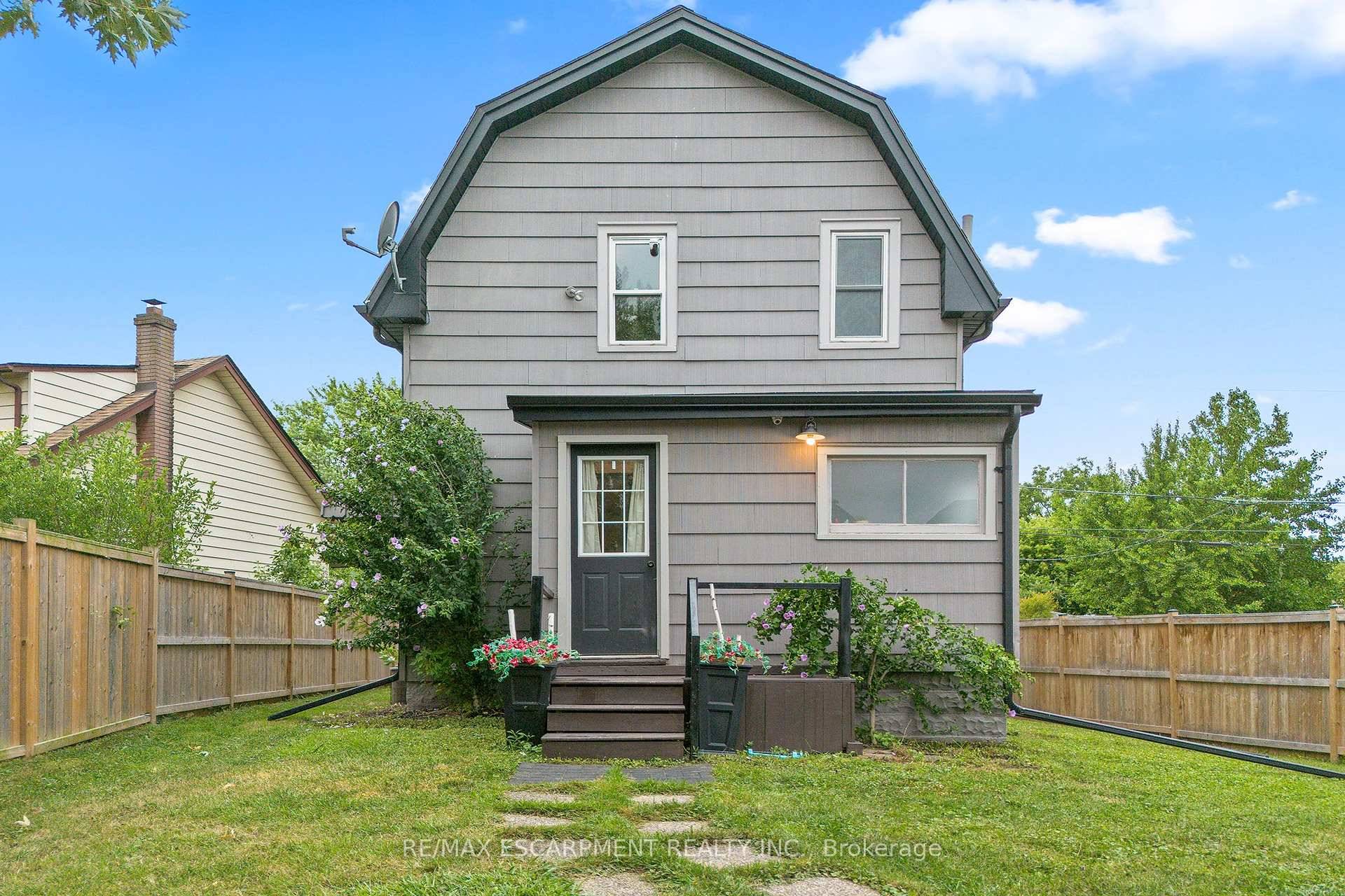 Located in the heart of Niagara's renowned wine country, surrounded by lush vineyards and offering quick access to both Lake Ontario and the QEW, this beautifully updated century home offers ...