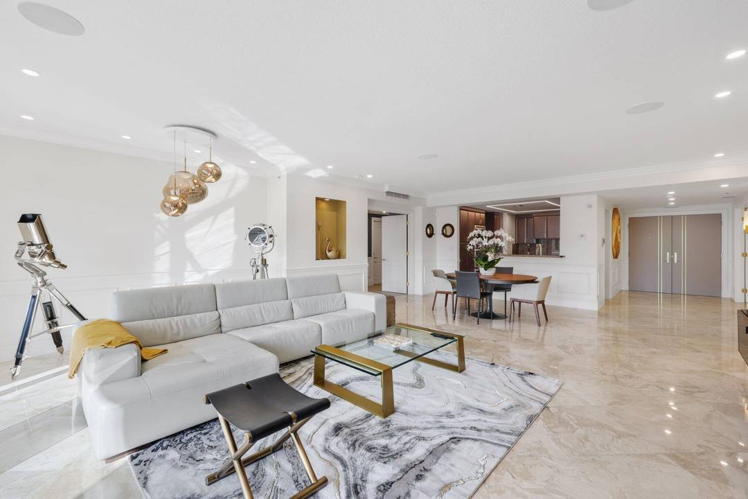 IMPECCABLY DESIGNED LOWER PENTHOUSE TURNKEY ANNUAL LEASE.