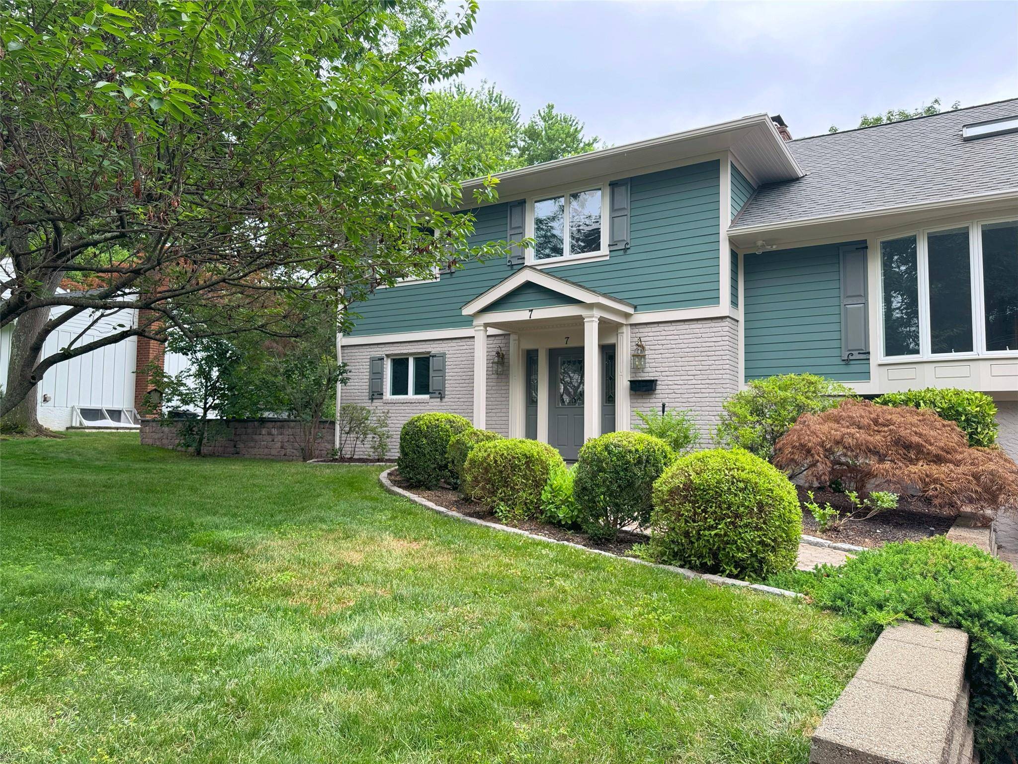 Welcome to this beautifully maintained rental in the heart of Rye Brook !