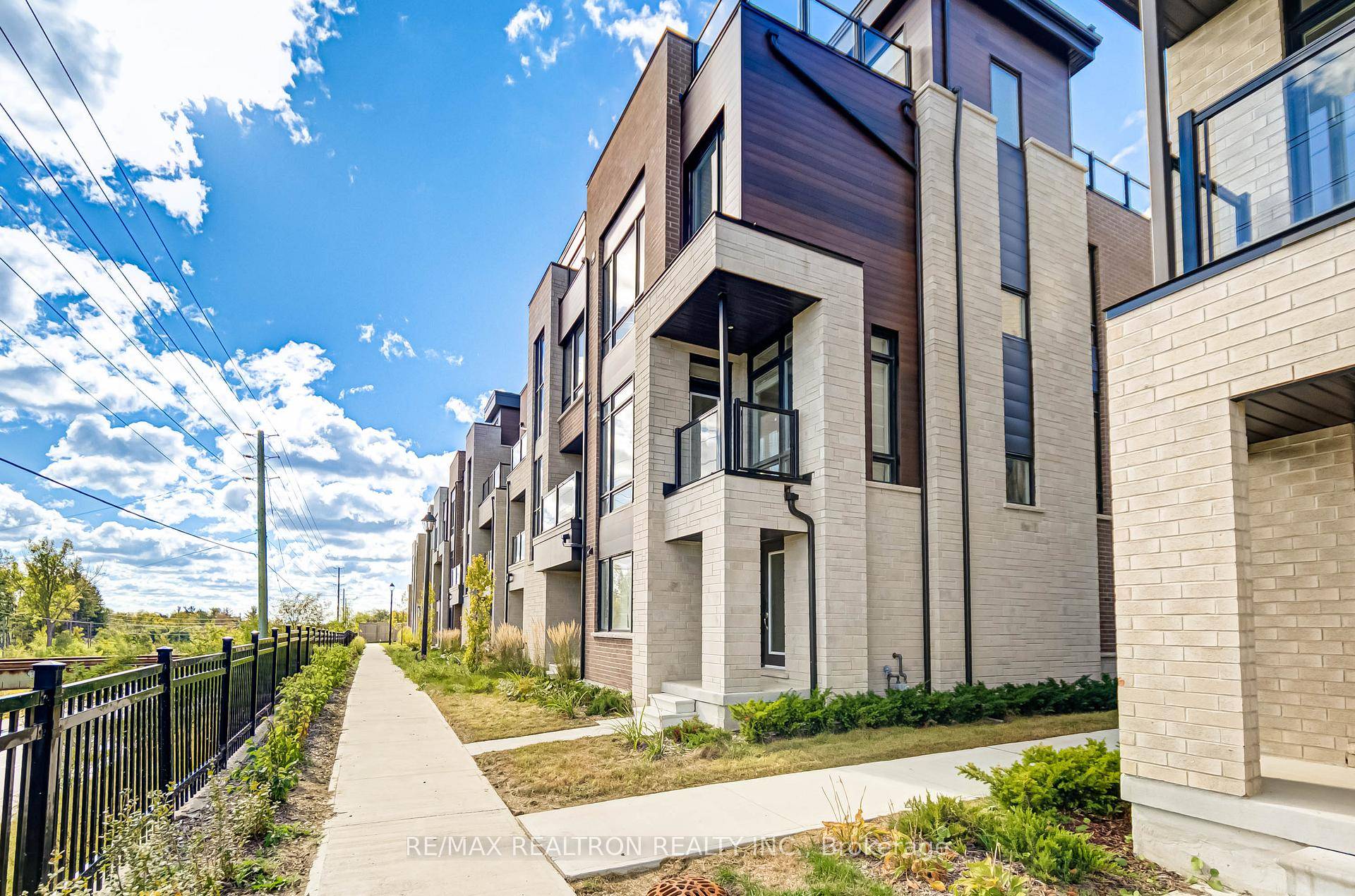 Bright amp ; Spacious 4 Bedroom End Unit Townhome For Lease !