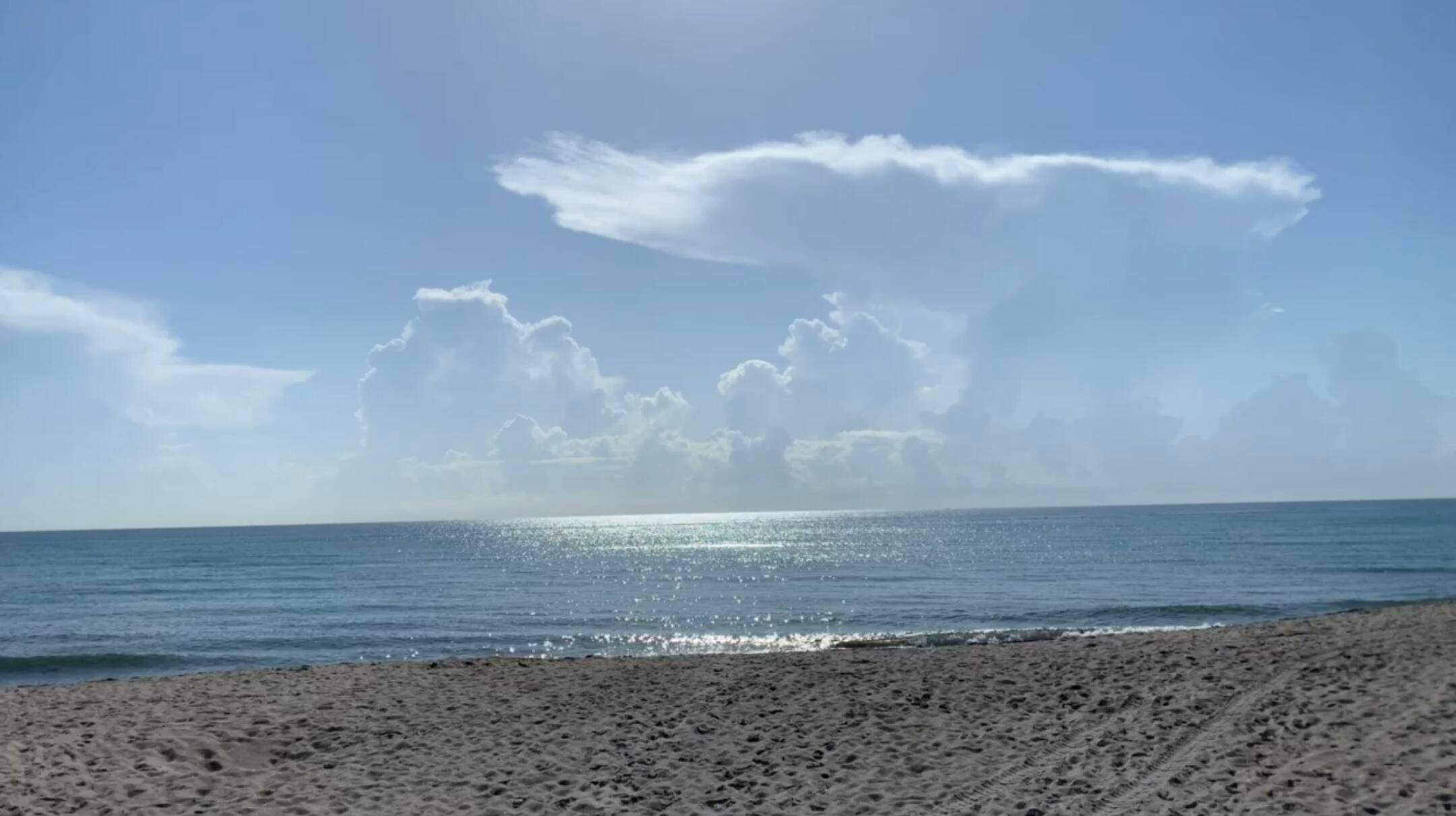 5 star rated location on AirBNB only 4 miles away from Jupiter Beach !