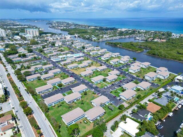 GREAT SNOW BIRD NEST, LOCATED ON THE INTRACOASTAL WATERWAY, THIS BEACHY COMMUNITY IS GATED, WALKING DISTANCE TO WATERFRONT DINING, AND BOYNTON PUBLIC BEACH.