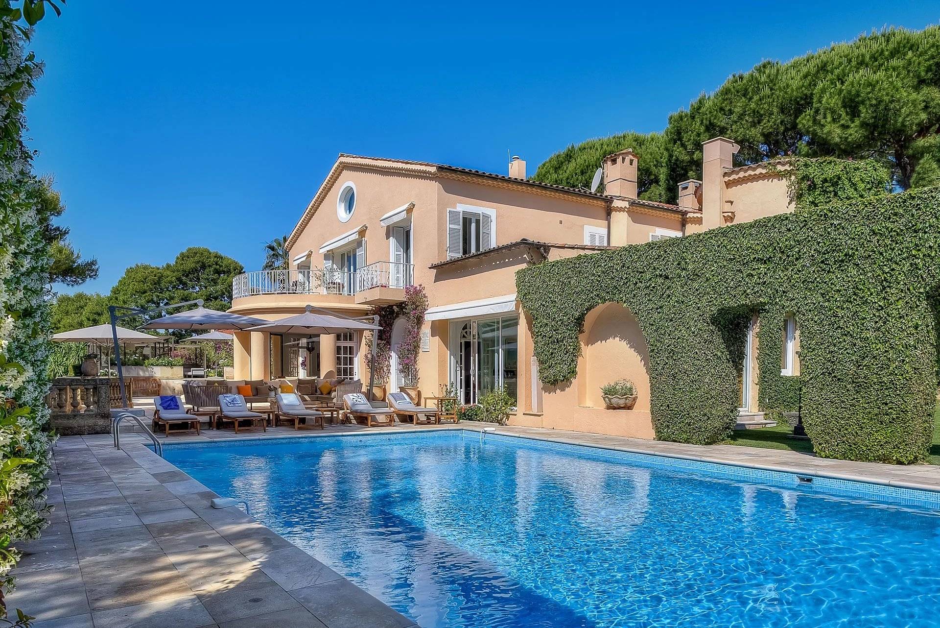 Property next to the Grand Hotel du Cap