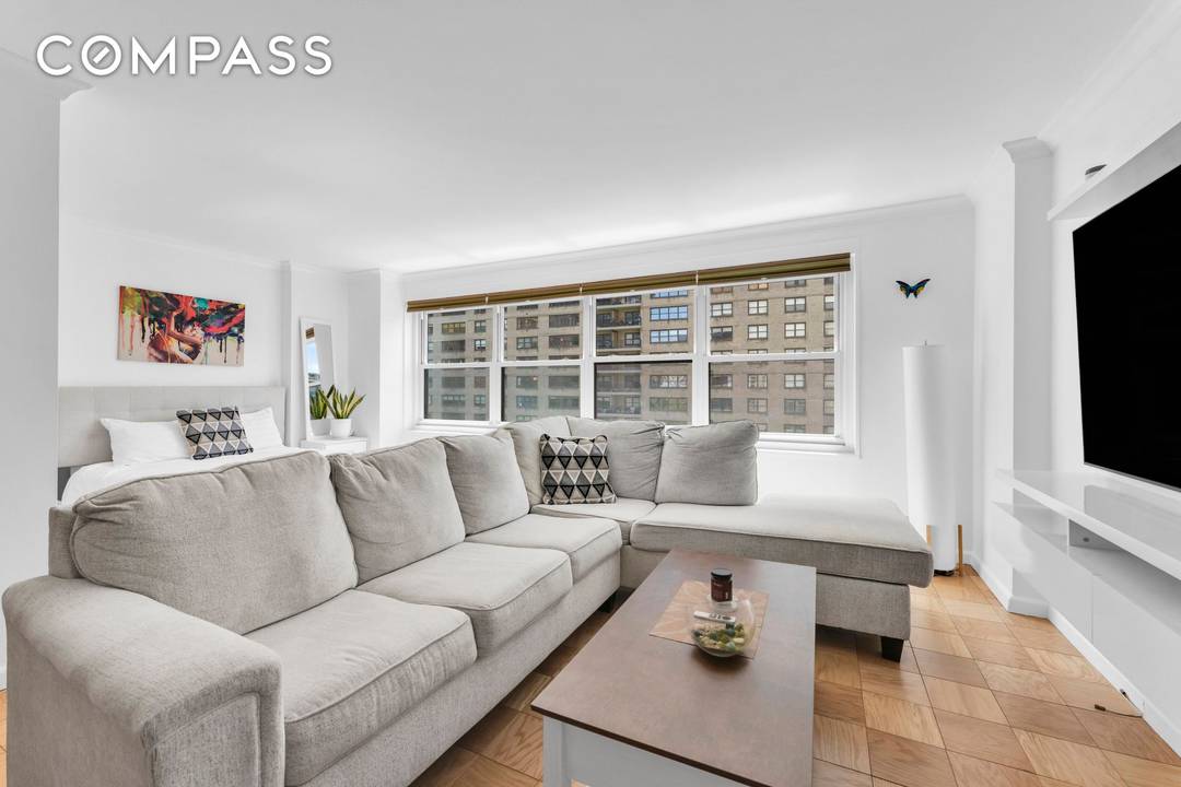 ALCOVE STUDIO DELIGHT AT YOUR SERVICE Don't miss this gem of a studio and its fantastic layout perfect for living your best life in the amazing and culturally convenient neighborhood ...